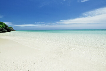 沖縄県小浜島コーラルビーチの海と空