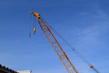 物を吊る産業用クレーン