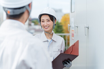 配電盤の点検をする作業員