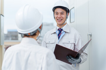 配電盤の点検をする作業員