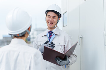 配電盤の点検をする作業員