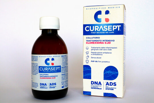 CURASEPT Intensive Treatment Mouthwash with chlorhexidine to protect teeth and gums from plaque and bacteria