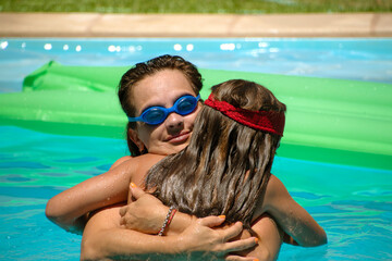 gente en piscina con agua celeste en verano alegria