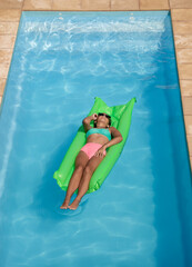 gente en piscina con agua celeste en verano alegria