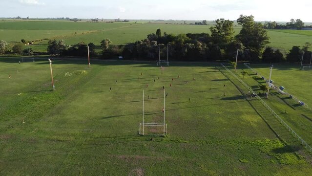 Entrenamiento de f&uacute;tbol en un campo lejos de la ciudad un d&iacute;a de verano visto desde arriba