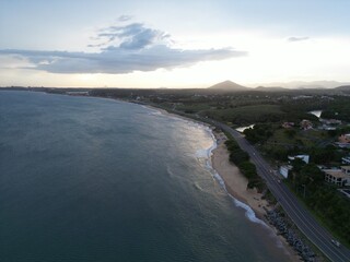 Imagem aérea do por do sol e início da noite na Enseada de Meaípe, no litoral sul de Guarapari...