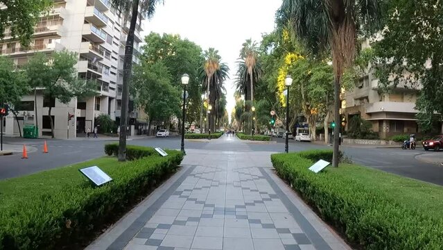 Caminando por el Boulevard Oro&ntilde;o de la ciudad de Rosario, Argentina un atardecer de verano