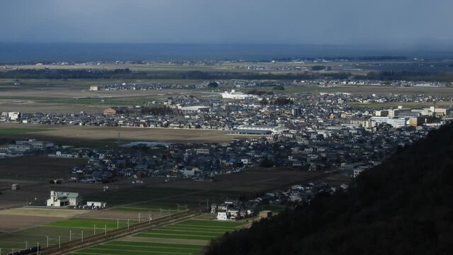 琵琶湖を背景に走るEF210牽引の貨物列車（東海道本線 安土-能登川,2023年2月）