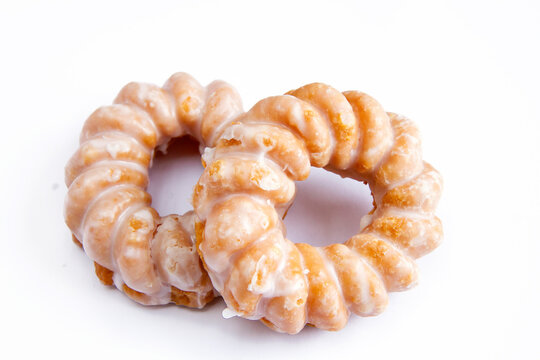 Donaty z lukrem na białym tle