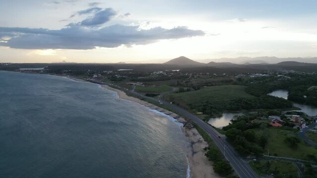 Imagem aérea do por do sol e início da noite na Enseada de Meaípe, no litoral sul de Guarapari no Espírito santo, próximo a hotéis, pousadas e restaurantes.
