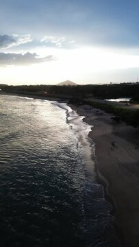 Imagem aérea do por do sol e início da noite na Enseada de Meaípe, no litoral sul de Guarapari no Espírito santo, próximo a hotéis, pousadas e restaurantes.
