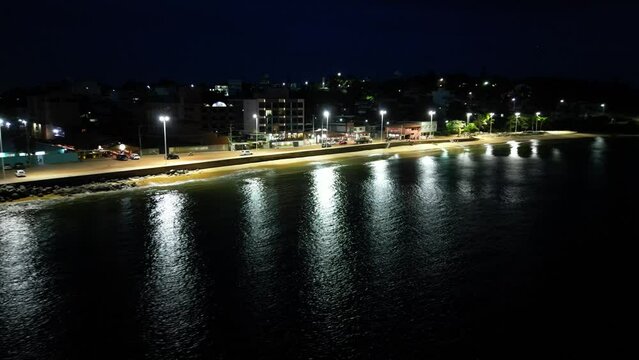 Imagem a&eacute;rea do por do sol e in&iacute;cio da noite na Enseada de Mea&iacute;pe, no litoral sul de Guarapari no Esp&iacute;rito santo, pr&oacute;ximo a hot&eacute;is, pousadas e restaurantes.