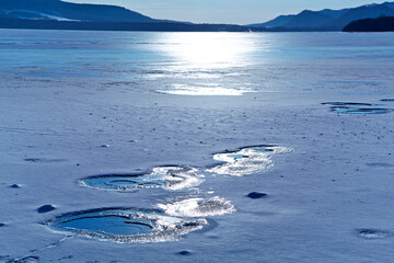 Fototapeta premium 氷上に温泉湧く（屈斜路湖ー弟子屈町）