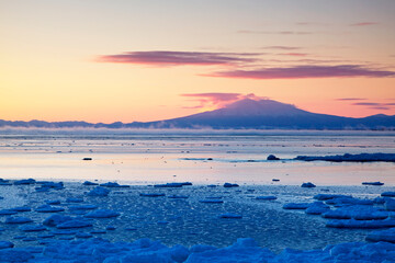 斜里岳の朝焼けと流氷（網走市）