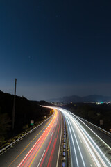 高速道路と車の光跡（大分県大分市）