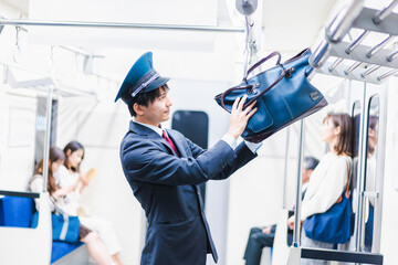 乗客の忘れ物を回収する駅員