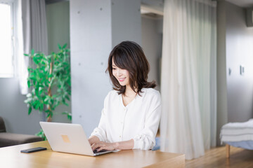 在宅勤務をする若いビジネスウーマン