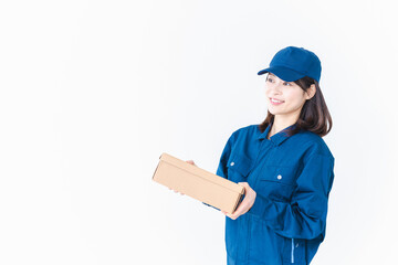荷物をデリバリーする女性