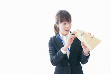 給料に喜ぶ若いビジネスウーマン