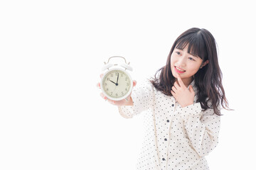 寝坊をする若い女性