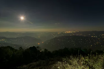 Photo sur Plexiglas Kangchenjunga Pearls of light of Queen of Hills, Darjeeling town, at night at far right. Full moon on the night sky shows of mountains of Eastern Himalays with ridges and localities of Sikkim, West Bengal, India.