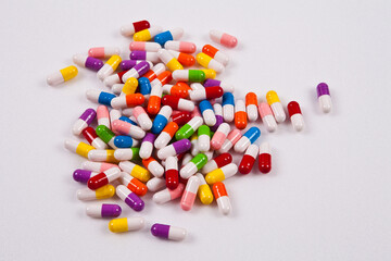 Several pills are scattered in the background.