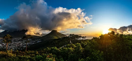 Papier Peint photo Montagne de la Table Sunset at Cape Town (South Africa) with dramatic clouds