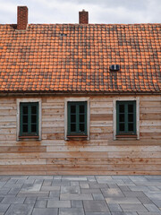 Kleines  Holzhaus mit Vorplatz