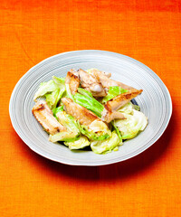 鳥手羽先とキャベツの蒸し焼き