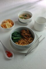 a bowl of boiled noodles with vegetables and chicken