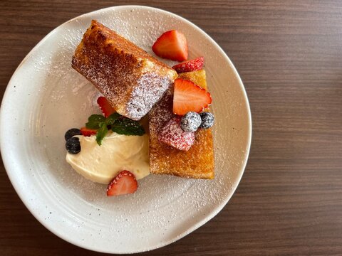strawberry blueberry toast at table cafe menu desserts cream cheese yogurt 