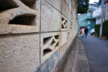 ブロック塀のある裏通り