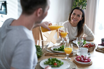 Obraz na płótnie Canvas Caucasian couple enjoying lunch together at home