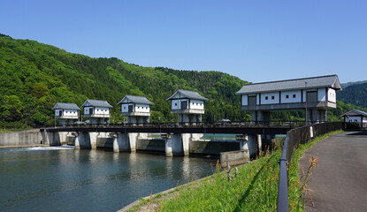 白壁・瓦屋根が美しい足羽川頭首工（福井県福井市）