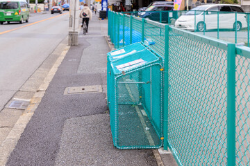 通りに設置された折り畳み式ゴミ収集ボックス