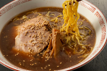 濃厚で美味しいラーメンの箸持ち