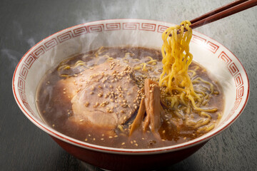 濃厚で美味しいラーメンの箸持ち