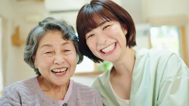 リビング 笑顔の孫と祖母