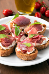 Piatto con deliziosi crostini farciti con tonno fresco e crema di formaggio, antipasti italiani 