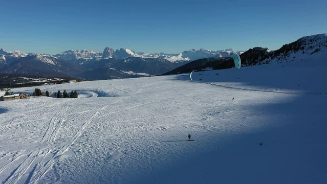 Snowkiten in den Dolomiten. Ein Snowkiter auf der Villanderer Alm in Italien. Drohnenvideo 10