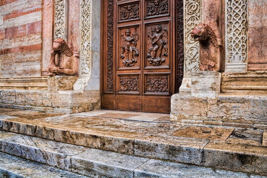 foligno, italien - l&ouml;wenportal an der kathedrale san feliciano