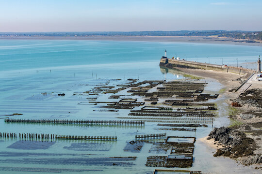 Cancale en Bretagne, les parcs a huitres et  ostr&eacute;iculture