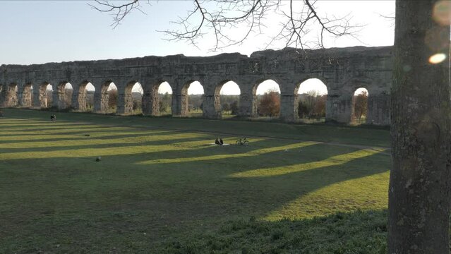 il parco degli acquedotti, in Roma, con i suoi immensi archi 