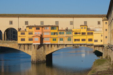 Fototapeta na wymiar Ponte Vecchio, the famous medieval bridge over the Arno River, in Florence, Italy