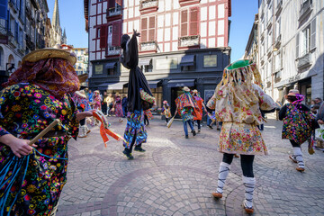 Carnaval à Bayonne, groupe de personnes déguisées dansent dans la rue