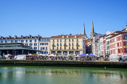 Bayonne, jour de march&eacute; sous le soleil