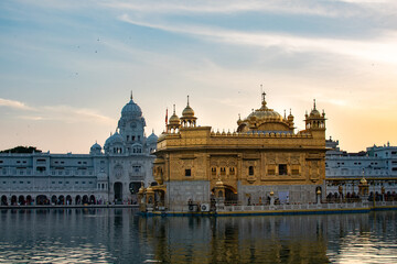 Obraz premium The Golden Temple, also known as Sri Harmandir Sahib, is a revered Sikh gurdwara located in the city of Amritsar, in the state of Punjab, India.
