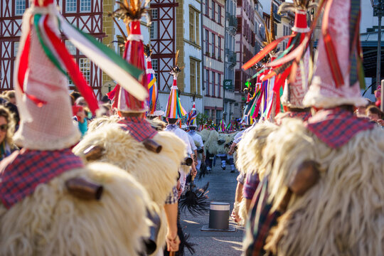 Joaldunak d&eacute;filant dans les rues de Bayonne