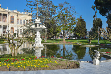 Fototapeta premium fountain in front of Dolmabahce Palace (Istanbul, Turkey) 