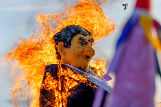 San Pantzar en flammes sous les yeux des Joaldunak au Carnaval de Bayonne